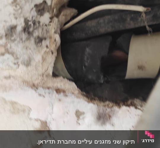 צינור מיזוג אוויר בתוך קיר עם חור